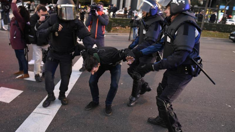 Agentes de la Policía Nacional proceden a desalojar a los taxistas que permanecen acampados en el Paseo de la Castellana de Madrid. - EFE