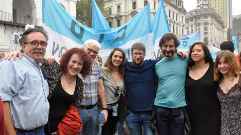 Los diputados de Podemos Miguel Urbán, Noelia Vera y Rafa Mayoral y Chato Galante posan durante la manifestación en Buenos Aires. /A.D.