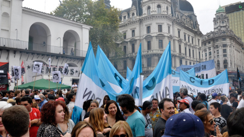 Vista general de la manifestación celebrada en Buenos Aires para conmemorar el 42 aniversario del golpe de Estado.