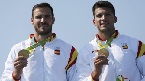 Saúl Craviotto y Cristian Toro posan con la medalla de oro colgada al cuello. /REUTERS