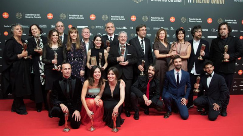 Foto de família dels guanyadors dels Premis Guadí, que concedeix l'Acadèmica del Cinema en Català, després de la gala celebrada el diumenge a Barcellona. EFE/Marta Pérez