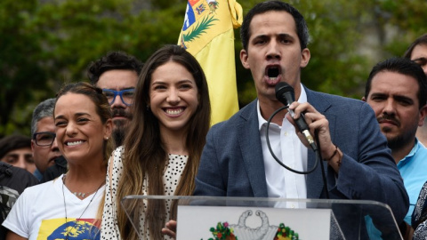 El autoproclamado "presidente interino" Juan Guaidó junto a Lilian Tintori, esposa del líder opositor venezolano Leopoldo López en Caracas, el 26 de enero de 2019 | AFP