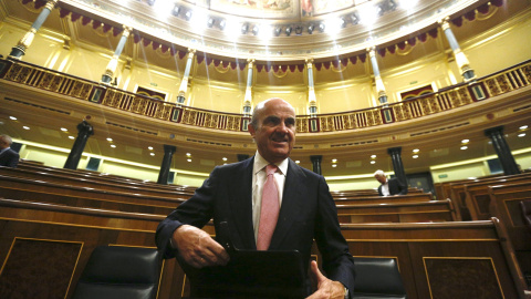 El ministro de Economía. Luis de Guindos, en el Congreso de los Diputados. REUTERS