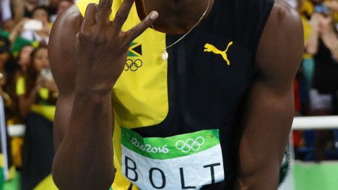 El atleta jamaicano Usain Bolt celebra su tercera medalla de oro en los JJOO de Rio. REUTERS/Kai Pfaffenbach