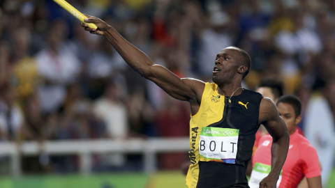 El atleta jamaicano Usain Bolt celebra la victoria en los relevos 4x100 que le han supuesto su tercera medalla de oro en Rio, y la novena presea dorada en unos JJOO. REUTERS/Ueslei Marcelino