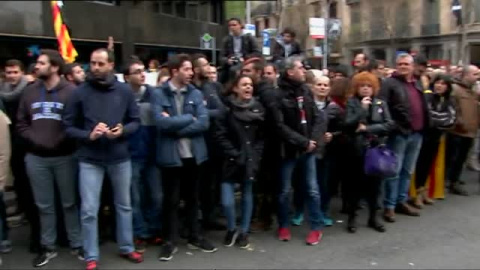 Miles de personas se manifiestan en Barcelona tras el arresto de Puigdemont