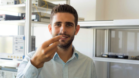 El ingeniero de Telecomunicaciones Carlos Abellán, en el laboratorio de Quside con su chip cuántico Qupic. / SINC