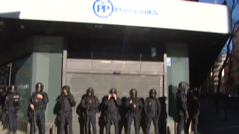 Los taxistas madrileÃ±os se concentran ante la sede del PP en la calle GÃ©nova