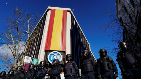 El cordón que ha organizado la Policía Nacional ante la sede del PP. - REUTERS