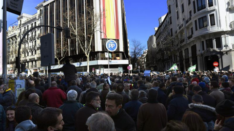 Varios cientos de taxistas, concentrados en la madrileña calle Génova, en frente de la sede principal del PP. - EFE