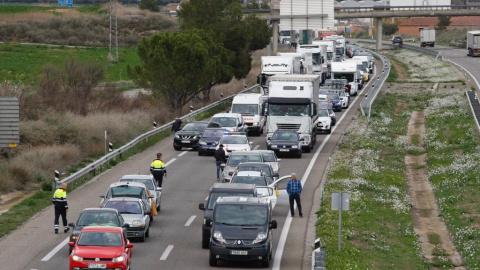 Marcha lenta de coches en la A-2 a la altura de Alcarràs.