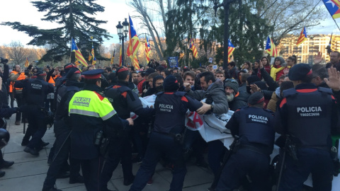 Manifestantes en Lleida se enfrentan a los Mossos.