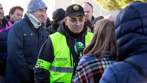 El portavoz de Élite Taxi, Alberto 'Tito' Álvarez, atiende a los medios de comunicación en Ifema, Madrid. - EFE