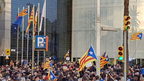 La bandera espanyola ha estat substituïda per la senyera estelada davant el Consolat / Àngel Ferrero