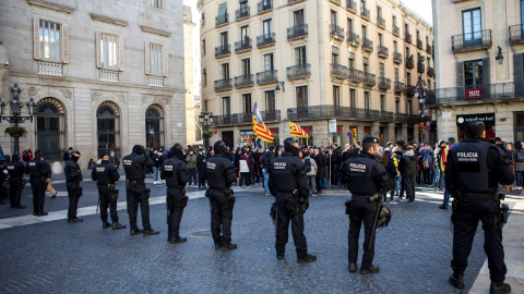 Los Mossos d'esquadra en la Plaza de Sant Jaume de Barcelona - EFE/Quique García