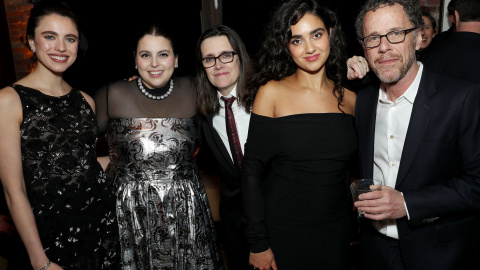 Margaret Qualley, Beanie Feldstein, la guionista Tricia Cooke, Geraldine Viswanathan y el director ethan Coen, en la premiere en Nueva York.