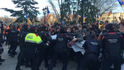 Els Mossos d'Esquadra intenten barrar el pas als manifestants a Lleida / Mònica Mombiela