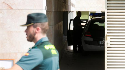 Agentes de la Guardia Civil llegan a los juzgados de Vélez-Málaga .EFE/Álvaro Cabrera