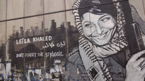 Mural con el rostro de Leila Khaled, que le convirtió en un icono de la resistencia del pueblo palestino