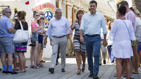 El secretario general del PSOE, Pedro Sánchez, acompañado de la presidenta de las Islas Baleares, Francina Armengol, y el líder de los socialistas ibicencos, Vicent Torres, durante el paseo que ha dado en el puerto de Ibiza antes de atender