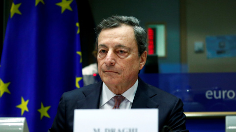 El presidente del Banco Central Europeo, Mario Draghi, en la comisión de Asuntos Económicos de la Eurocámara, el socialdemócrata italiano Roberto Gualtieri, en su última comparecencia de esta legislatura. REUTERS/Francois Lenoir