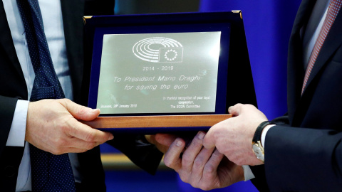 El presidente del Banco Central Europeo, Mario Draghi, recibe una placa de reconocimiento "por salvar el euro" de manos del presidente de la comisión de Asuntos Económicos de la Eurocámara, el socialdemócrata italiano Roberto Gualtieri, en 