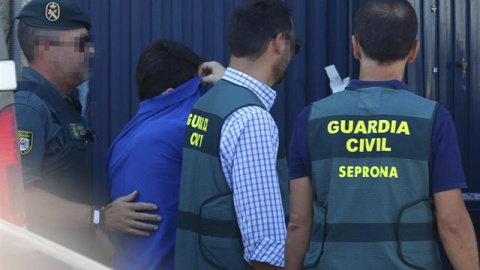 Registro de la Guardia Civil en la nave de Magrudis junto a sus propietarios. Europa Press/María José López