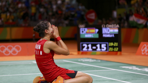 Carolina Marín, de rodillas, celebra su triunfo en la final olímpica de bádminton. /REUTERS