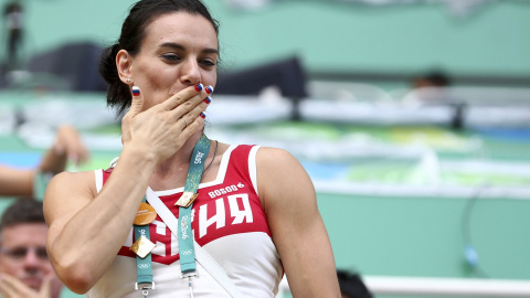 Yelena Isinbayeva saluda en la tribuna del centro acuático Maria Lenk en Río de Janeiro. /REUTERS