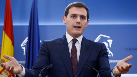 El líder de Ciudadanos, Albert Rivera, durante la rueda de prensa que ha ofrecido hoy en el Congreso para anunciar que ha llegado a un acuerdo con el Gobierno para apoyar los presupuestos. /EFE