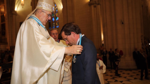 El alcalde de Madrid, José Luis Martínez-Almeida, recibe la medalla de Esclavo de Honor de la Almudena, la patrona de la ciudad de Madrid, el pasado septiembre. AYUNTAMIENTO DE MADRID