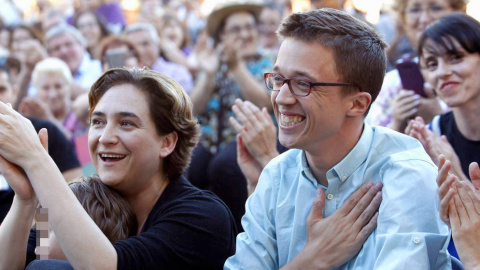 Íñigo Errejón, junto a la alcaldesa de Barcelona, Ada Colau, durante un mitin en las elecciones generales del 26-J. (EFE)