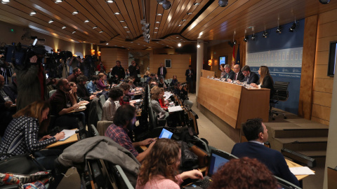 Vista de la rueda de prensa que ha ofrecido el ministro de Hacienda, Cristóbal Montoro, para informar de los datos de la ejecución presupuestaria. EFE/ J.J.Guillen