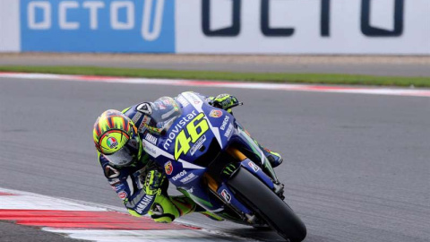 Valemtino Rossi durante la carrera en el circuito de Silverstone. TIM KEETON (EFE)