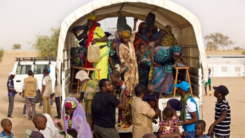 Imagen de un camión repartiendo comida y bebida en el noreste de Nigeria/HÉLÈNE CAUX/ACNUR