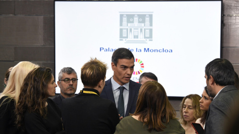 El presidente del Gobierno, Pedro Sánchez, conversa con varios periodistas al término de su comparecencia en el Palacio de la Moncloa para hablar sobre Venezuela. EFE/Víctor Lerena