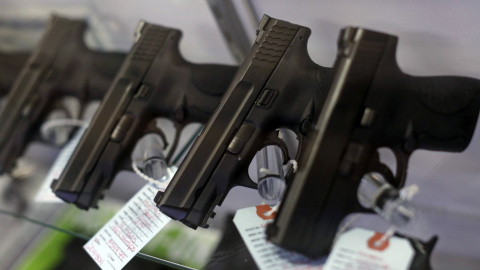 Pistolas automáticas a la venta en una tienda de armas en la localidad de Bridgeton, en el estado estadounidense de Misuri. REUTERS/Jim Young/Reuters