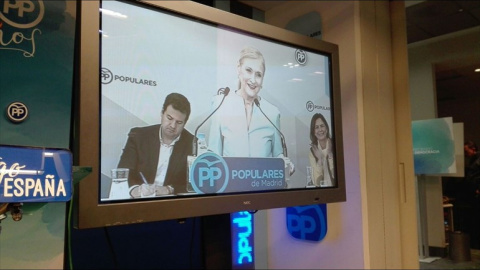 La intervención de Cristina Cifuentes ante el Comité Ejecutivo, en un monitor de televisión. E.P.