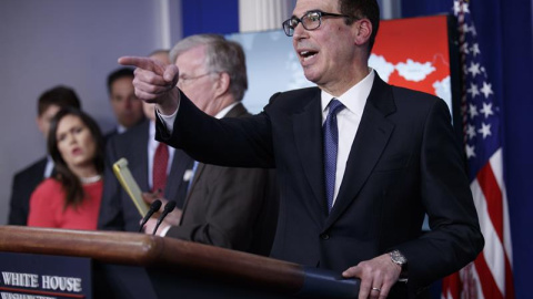 Steven Mnuchin, secretario del Tesoro, habla durante una conferencia de prensa en la sala Brady de la Casa Blanca. /EFE