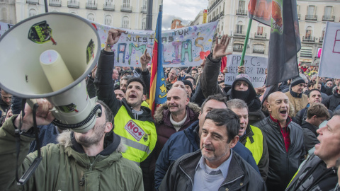 Concentración de taxistas en la Puerta del Sol en Madrid protestan contra las licencias VTC - Alberto Sibaja/EP