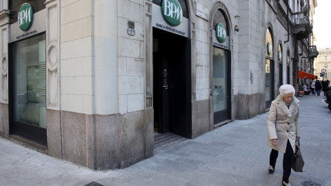 Una mujer pasa delante de una sucursal del  Banca Popolare di Milano, en Milán. REUTERS/Stefano Rellandini