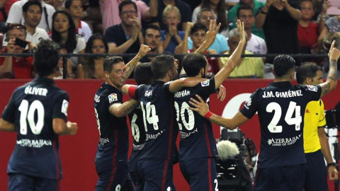 Los jugadores del Atlético celebran el primer gol al Sevilla. EFE/José Manuel Vidal