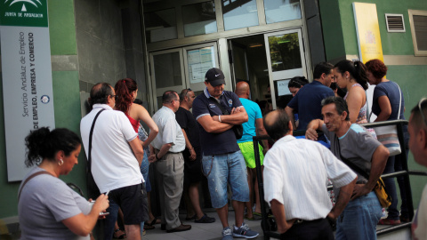 Varias personas esperan a entrar en una oficina de empleo en Malaga. REUTERS/Jon Nazca