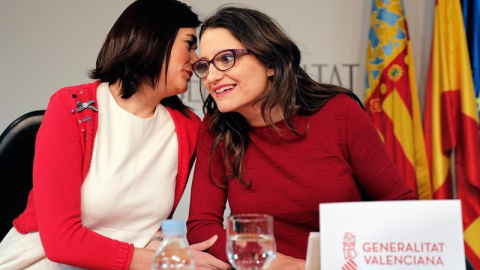 La Vicepresidenta y Portavoz del Gobierno Valenciano, Mónica Oltra (d) y la Consellera de Sanidad, Carmen Montón, durante la rueda de prensa posterior al Pleno del Consell.EFE/ Juan Carlos Cárdenas.