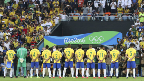 La selección brasileña de fútbol escucha el himno nacional en Maracaná. /REUTERS