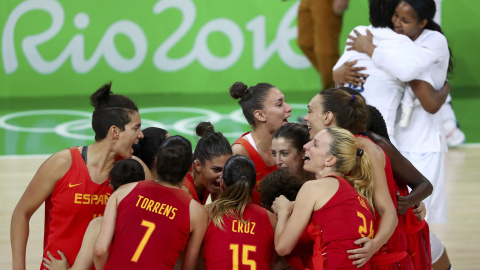 Las jugadoras de España celebran la plata olímpica ante la selección de EEUU. /REUTERS