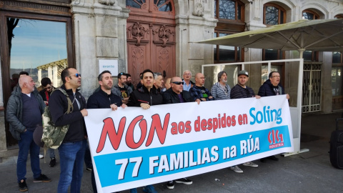 Los trabajadores de Soling Instalaciones se reúnen frente a la Asociación Clúster del Naval Gallego, a 19 de febrero de 2024.