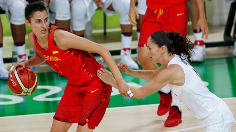 La jugadora española Alba Torrens (i) disputa el balón con la estadounidense Sue Bird (d). /EFE