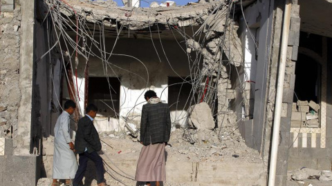 Una familia yemení frente a los escombros de un edificio presuntamente destruido por los recientes ataques aéreos, en el tercer aniversario de la campaña militar encabezada por Arabia Saudita. EFE/EPA/YAHYA ARHAB