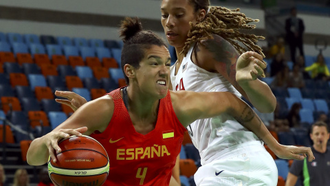 Laura Nicholls penetra a canasta ante Brittney Griner. /REUTERS